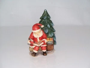 Holz Figur geschnitzt WEIHNACHTSMANN MIT BUCH & BAUM 8,5 cm neu Weihnachtsmänner - Picture 1 of 4