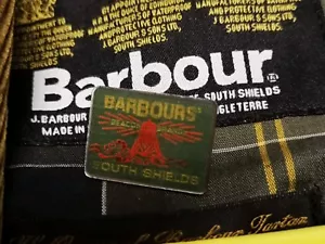 BARBOUR Pin Badge Flashing South Shields Beacon jacket hat cap coat wax logo - Foto 1 di 24