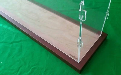 Vitrine 43"L x 7"L x 12"H com base de estrutura de madeira marrom acrílica grossa 3/16" - Imagem 1 de 4