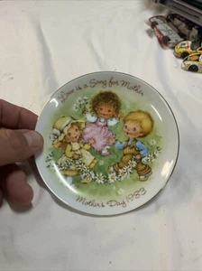 Avon 1983 Mother's Day Love Is A Song For Mother Collector Plate - Picture 1 of 2