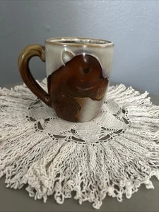 PIER 1 IMPORTACIONES ARDILLA DE GRES CON TAZA DE CAFÉ ESMALTADA DE BELLOTA, 16 OZ - Imagen 1 de 4