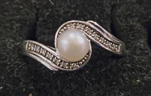 Schöner Perlenring in 925 Sterling Silber Fassung umgeben von CZ's Gr. 10 - Bild 1 von 4