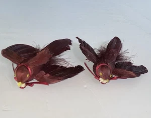 Vintage Millinery Vogel 2 Stück Burgunderrot Feder Schleife Trockenblume Draht - Bild 1 von 7
