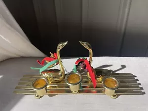 Portacandele conico vintage ottone inclinato 3 candele statuetta cigno tono oro - Foto 1 di 6