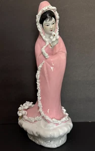Asiatisch Japan Geisha Mädchen Porzellan Figur rosa Kapuze Gewand Plateau Wildrosen - Bild 1 von 7