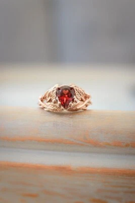 Anillo de compromiso de hoja de ramita de plata enchapado en oro rosa de 14 quilates granate natural corte pera Foto 1 de 4