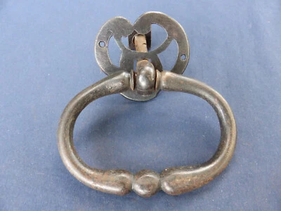 Poignée anneau largeur 11,2 cm rosace ouvragée fer forgé porte ancienne - Photo 1/4