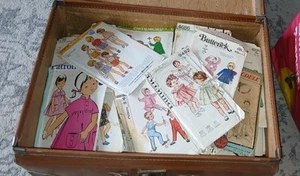 joblot of 55 vintage sewing patterns in case - Picture 1 of 3