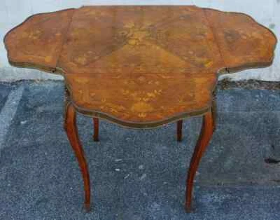 Mesa ocasional francesa con incrustaciones y marquetería del siglo XIX con galería de bronce y Ormolu Foto 1 de 4