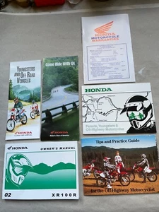 Honda XR100R 2002 manual del propietario de fábrica/OEM, más folletos como se ve. Motocicleta - Imagen 1 de 6