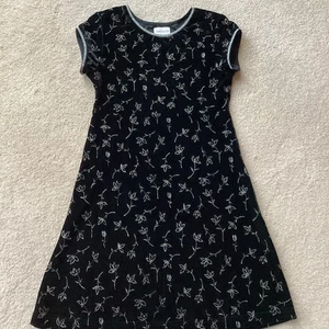 AMERICAN GIRL KLEID, 16, PARTY, KURZARM PULLOVER, SCHWARZ, SILBER GEBLÜMT - Bild 1 von 4
