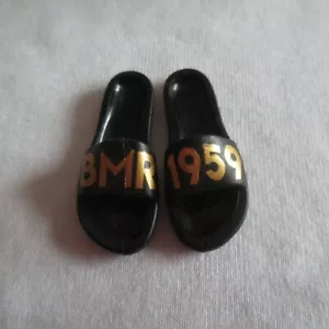 NUOVO! Barbie BMR1959 Made To Move Ken bambola nero e oro infradito ciabatte scarpe - Foto 1 di 3