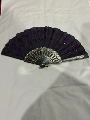 Abanico de Mano Plegable Lentejuelas Púrpura con Encaje Negro Talla Abierta 16.5x9" Foto 1 de 3