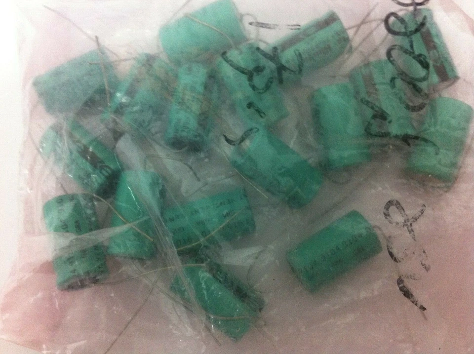 GRA-25V-2200uF-20% - Gloria - 16 piezas - Condensadores electrolíticos radiales 2200uF 25V Foto 1 de 1