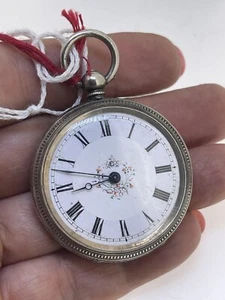 Antike 19. Damen Eleganter Silber Anhänger / Taschenuhr Gravur Boden Schlüsselaufzug - Bild 1 von 18