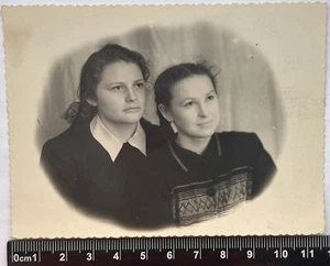 Dos Mujeres Jóvenes Bonitas Encantadoras Atractivas Niñas Retrato Foto Instantánea - Imagen 1 de 3