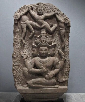 Estela de arenisca jemer deidad de múltiples cabezas escena de combate celestial estilo Angkor Wat Foto 1 de 4