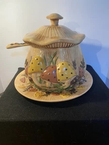 Sopa vintage hecha a mano de cerámica Arnel’s Mushroom con tapa, cucharón y plato - Imagen 1 de 15