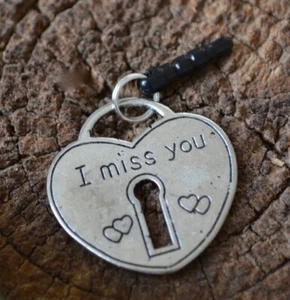 LG Silber Liebe Herz Medaillon Schlüssel I Miss You Charm Handy Smartphone Staubstecker - Bild 1 von 5