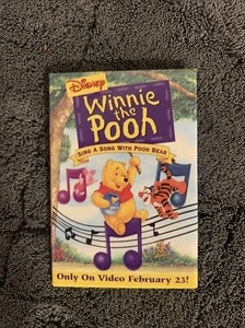 Disney Movie Promo Buttons Pin- Walt Disney - Winnie the Pooh - Picture 1 of 2