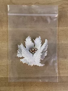 Gebrauchte "CROWN TRIFARI" Brosche weiß Emaille 7 Strasssteine Karobilder - Bild 1 von 7