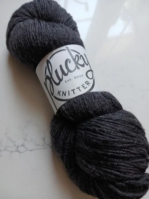 Plucky Knitter Crew Color "Hibernation", 75/25 Merino/Algodón, 300yd Foto 1 de 2