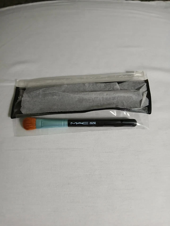 MAC Brush #252SE SHORT HANDLE SYNTHETIC - Image 1 of 1