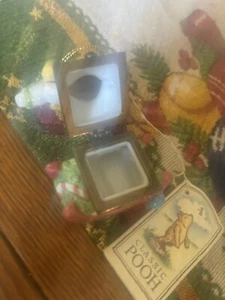 Klassischer Winnie Puuh mit Honigtopf & Frühlingsbiene Christbaumschmuck mit Etikett - Bild 1 von 3