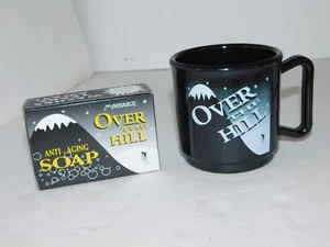 Over Hill Gag Geschenk Geburtstag Seife & schwarz Kunststoff Kaffeebecher Tasse Neuheit - Bild 1 von 10