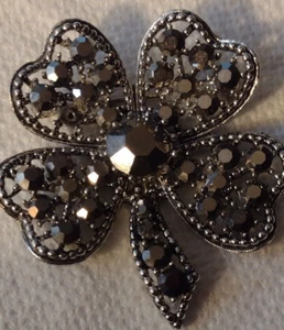 Vintage Weiss Shamrock Brooch Faceted Rhinestones - Picture 1 of 8