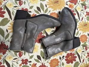 CLARKS Sz 8.5 Nevella Devon Metallic Taupe Leather Zip Ankle Boots 26120884 NEW - Picture 1 of 5