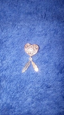 Dije Pandora, corazón recortado de filagree "Sigue tus sueños" con plumas colgantes Foto 1 de 4