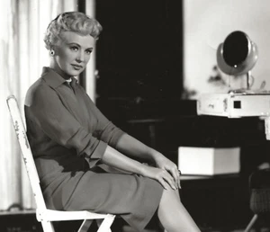 BETTY GRABLE Backstage-Drei für die Show - Original 1954 Pressefoto - Bild 1 von 9