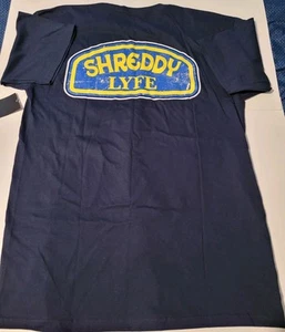 Neu mit Etikett Shreddy Lyfe marineblau gelb Logo kurzärmliges Herrenhemd Größe Large - Bild 1 von 6