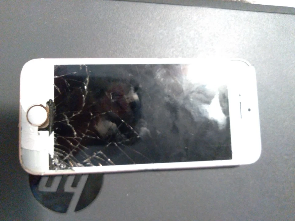 needs a new screen Apple iPhone SE - 16GB - Rose Gold (Unlocked) A1662 (CDMA + G - Image 1 of 1