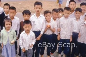 Original 35mm Slide Macau China School Children Macao Street Candid Asian - Picture 1 of 3