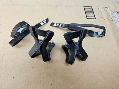 Pequeñas jaulas de puntera de bicicleta de montaña GT de colección de plástico negras con correas GT Foto 1 de 4