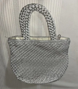 Bolso de Hombro The Sak Trenzado Crochet Bolso de Mano Cartera Gris/Plateado Pequeño - Imagen 1 de 5
