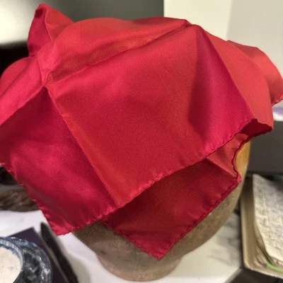 Pañuelo de seda italiano vintage Ashear cuadrado de bolsillo enrollado a mano rojo Foto 1 de 3