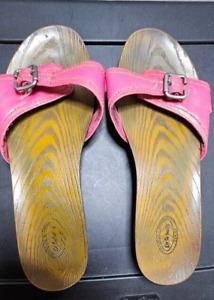 Dr Scholl's pink wooden-look faux wood sandals Women's size 10 buckle flip flop