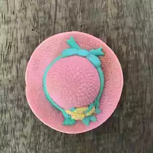 FISHER PRICE Loving Family casa de muñecas SOMBRERO ROSA PARA EL SOL con lazo verde y flores amarillas - Imagen 1 de 1