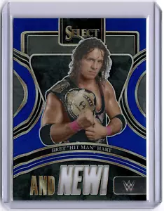 Bret "Hit Man" Hart 2024 Panini Seleziona WWE E NUOVO! Blu #8 Leggende #46/49 - Foto 1 di 2