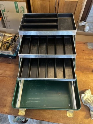 Antigua caja de aparejos de señuelo de pesca UMCO 530U (verde) - gran forma Foto 1 de 4