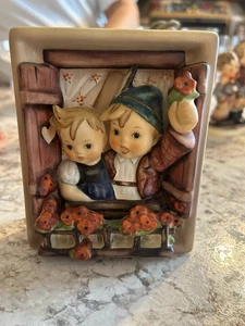 MI Hummel - "URLAUBSZEIT" - Fensterkasten Figur #125 - TMK 5 - Bild 1 von 4