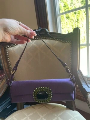 BOLSO DE HOMBRO MINI BAGUETTE JIMMY CHOO PÚRPURA SATINADO CON ADORNO DE CRISTAL VERDE Foto 1 de 4