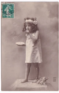 *** Fantaisie _ Fillette faisant des bulles de savon *** CPA 1912 - Picture 1 of 2