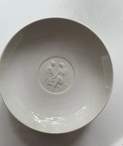 KPM ‘ARKADIA' SERIES WHITE BLANC DE CHINE PORCELAIN SAUCER WITH MAN WOMAN MOTIF - Picture 1 of 8