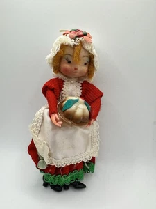 Ornamento vintage Kurt Adler - una donna con canto di Natale che tiene il budino - Foto 1 di 7