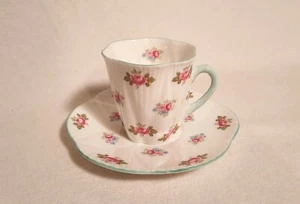 Mini taza de té y platillo de colección Shelley Rosebud Demitasse verde adorno 13426 hueso fino - Imagen 1 de 2