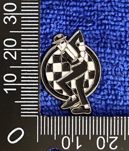 Ska - Two Tone - Dancing Man - Pin Badge * - Picture 1 of 2